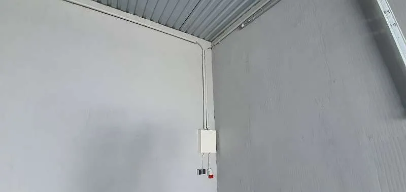Innenansicht einer Box mit Stromverteiler, Steckdose und Starkstromanschluss